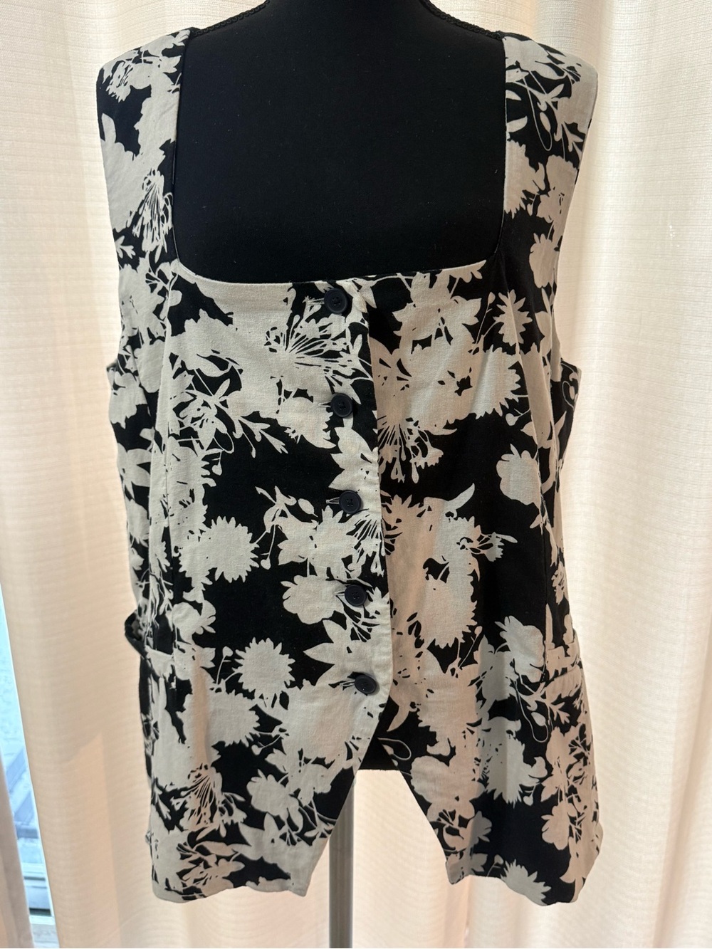 LOFT Black and White Floral Sleeveless Shell